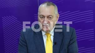 Vlast proteruje profesionalce